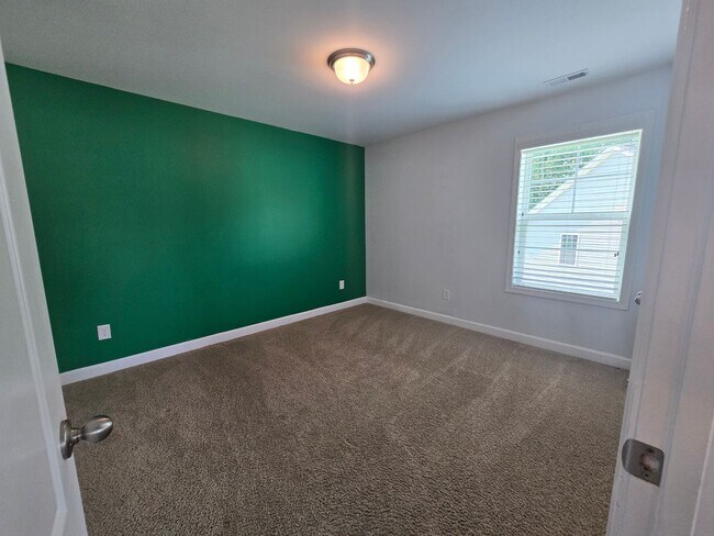 Building Photo - NEW LISTING- 4 bd/ 2.5 ba located MINUTES from Fort Bragg! Quiet Neighborhood!