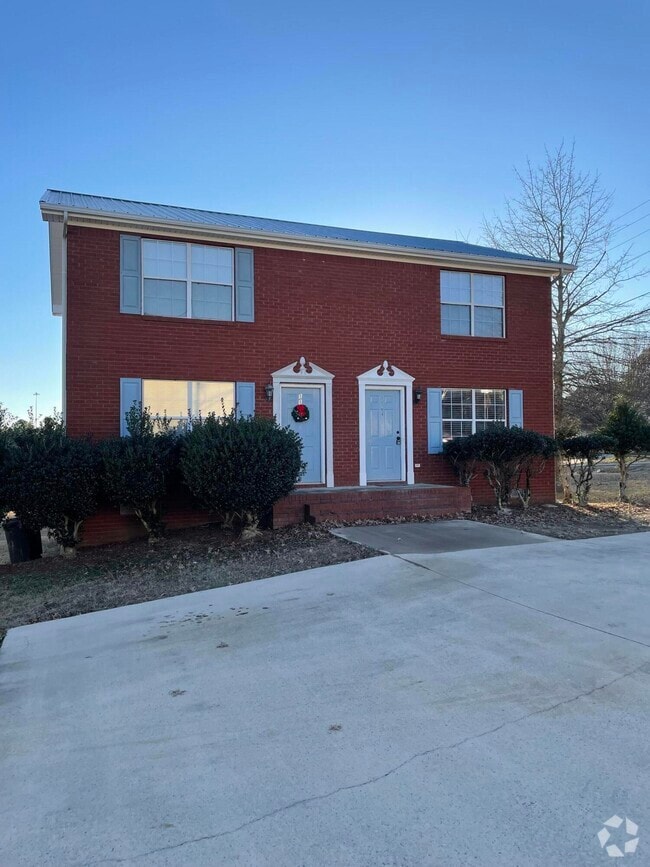 Building Photo - 1104 Village Ct