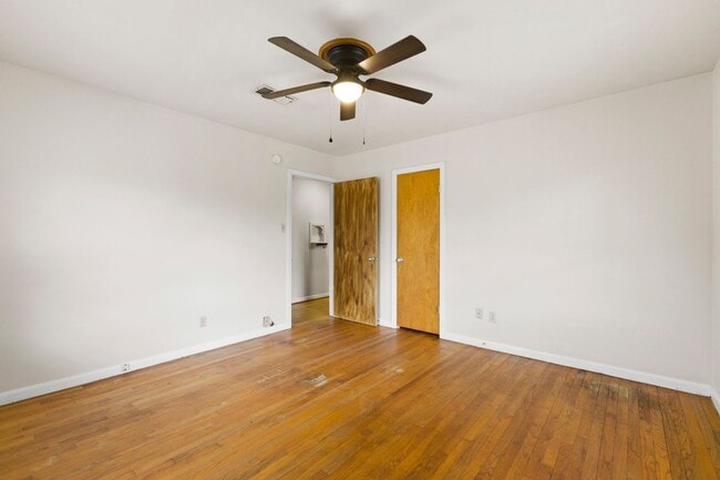 Building Photo - AVAILABLE NOW--- 3 Bed, 1.5 Bath in Eastgate