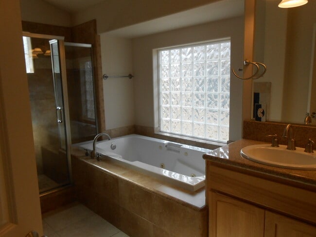 Building Photo - 1056 NE Parkview Ct