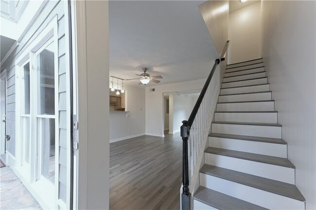 Building Photo - 4943 Meadow Ln