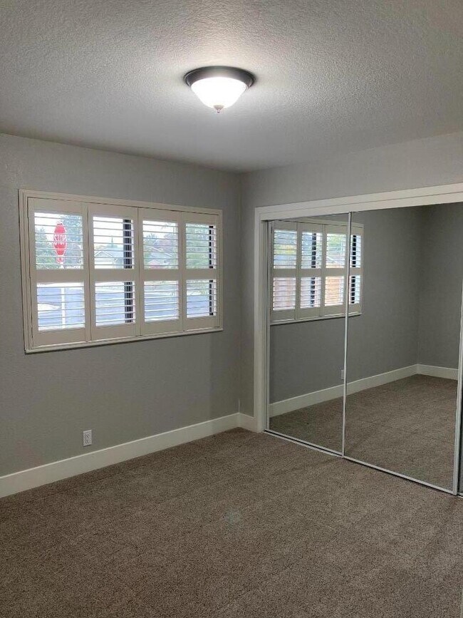 Building Photo - 502 Oak Ridge Dr