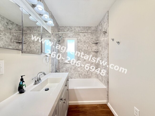 Building Photo - 3 Bedroom House