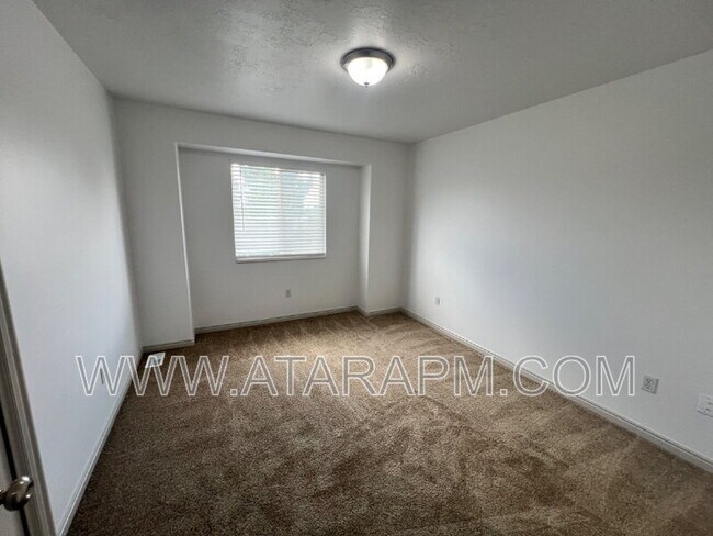 Building Photo - 574 Northlake Dr