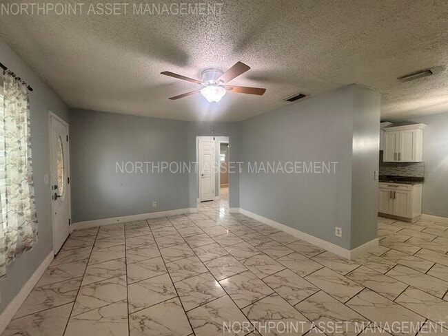 Building Photo - PRICE REDUCED FOR QUICK MOVE IN!! 2-2 Home...