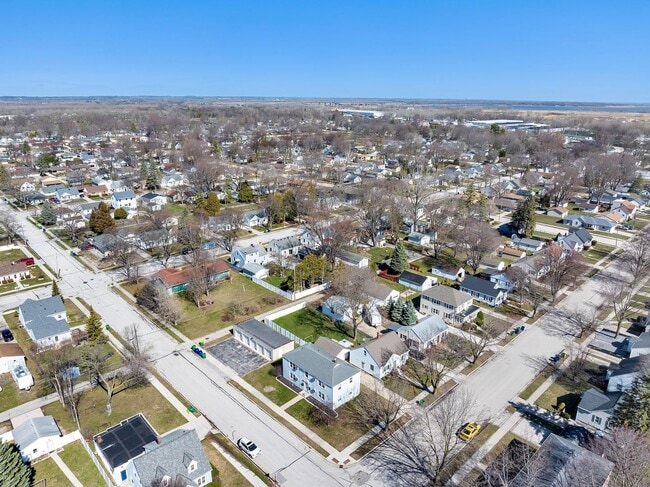 Building Photo - Charming 1-Bedroom Lower Apartment — West Side Green Bay