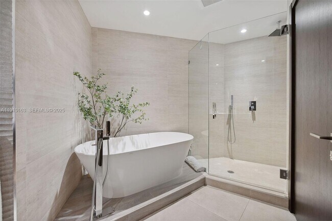 Building Photo - 808 Brickell Key Dr