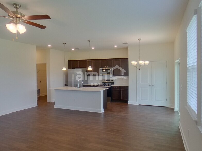 Building Photo - 1045 Island Pond Dr