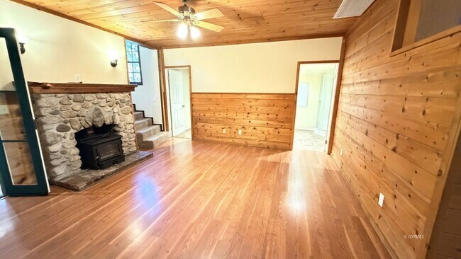 Building Photo - 54080 Pine Crest Ave
