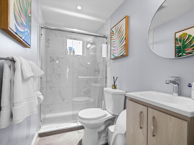 Building Photo - 168 School St