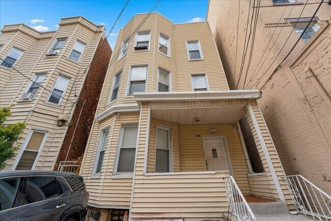 Primary Photo - 335 47th St