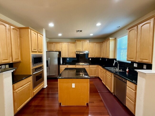 Building Photo - 5-Bed Gated Family Oasis | Prime Location & Backyard Space