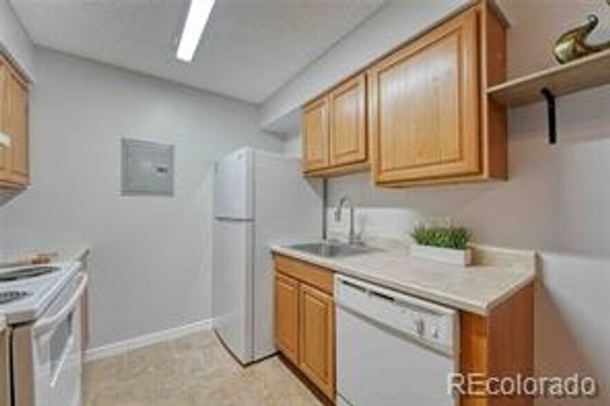 Building Photo - 381 S Ames St