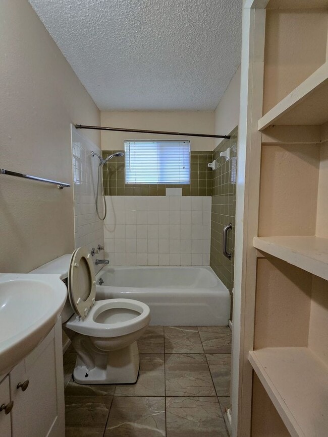 Building Photo - Beautifully remodeled 2-bedroom home in a ...