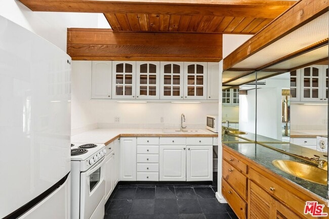 Building Photo - 6456 Surfside Way