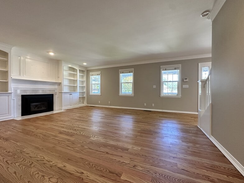 Building Photo - 604 Village Ct