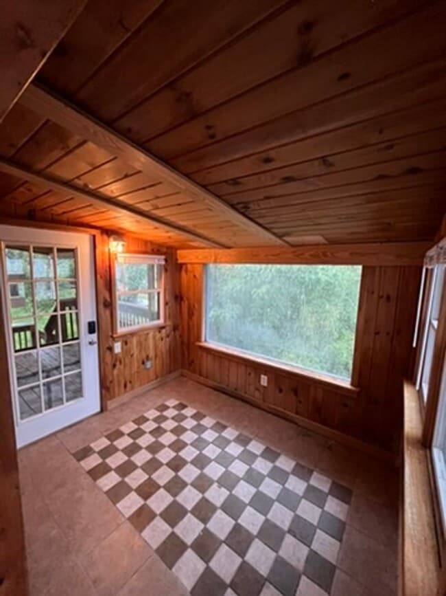 Building Photo - Charming 4 Bedroom 2 bath apartment near d...