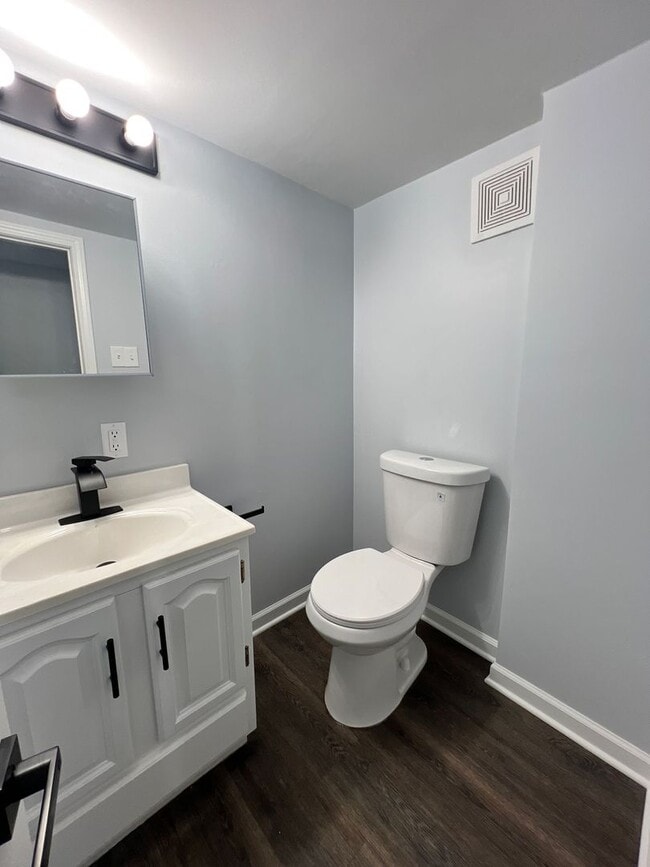 Building Photo - Move-In Ready 6-Bedroom Home in Raytown