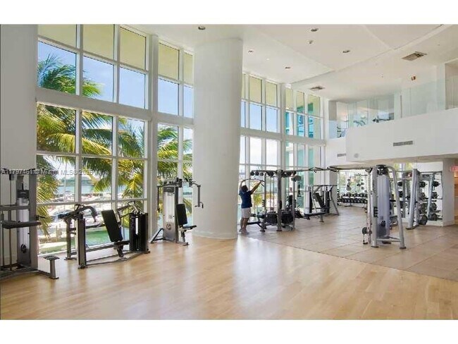 Building Photo - 1000 South Pointe Dr