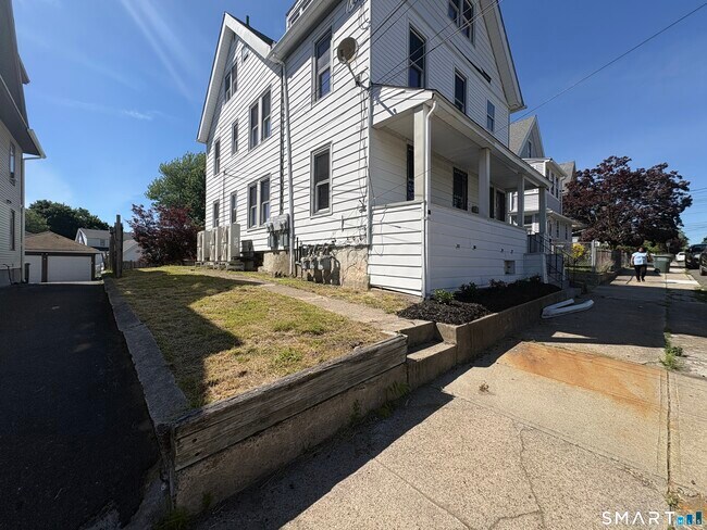 Building Photo - 231 Goddard Ave
