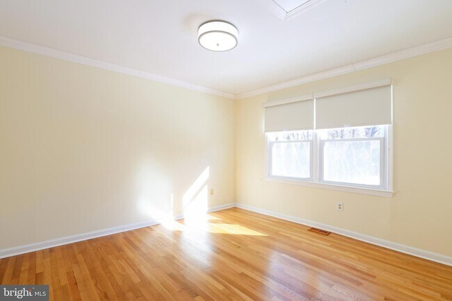 Building Photo - 8519 Electric Ave