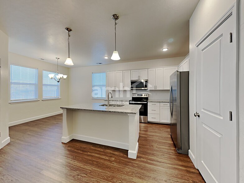 Building Photo - 332 E Sicily Dr