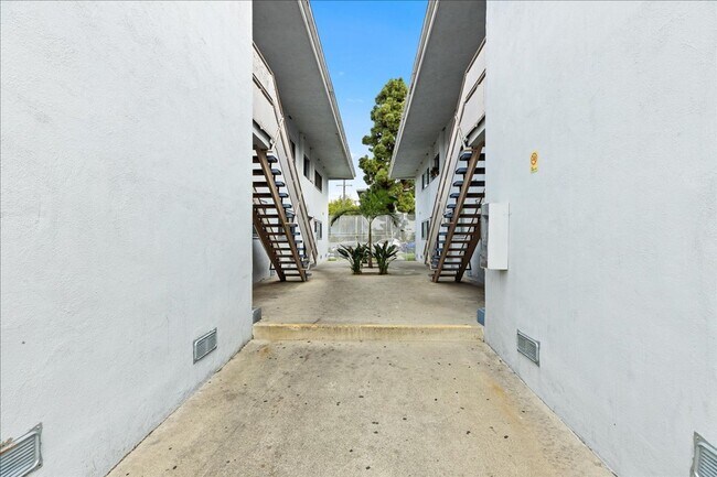 Building Photo - 3116 W 99th St