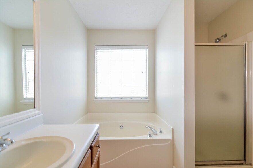 Building Photo - 2770 Lake Park Ridge W