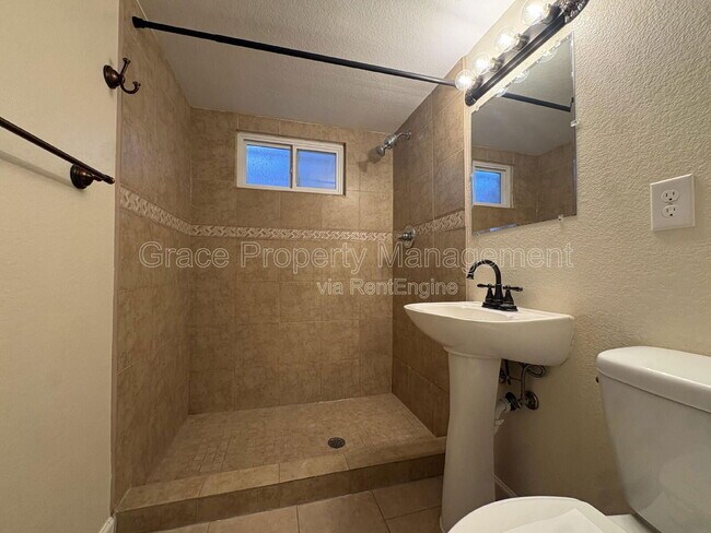 Building Photo - 3183 Vaughn St