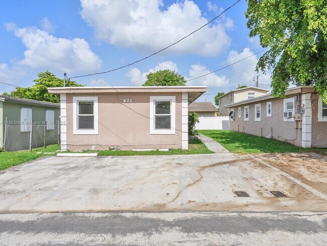 Building Photo - 821 NW 5th Ave