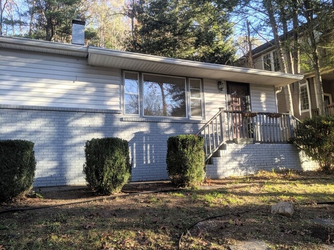 Building Photo - Black Mountain Rental!