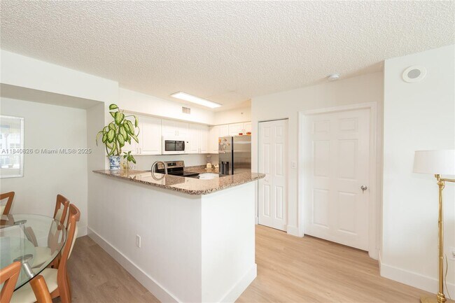 Building Photo - 1155 Brickell Bay Dr