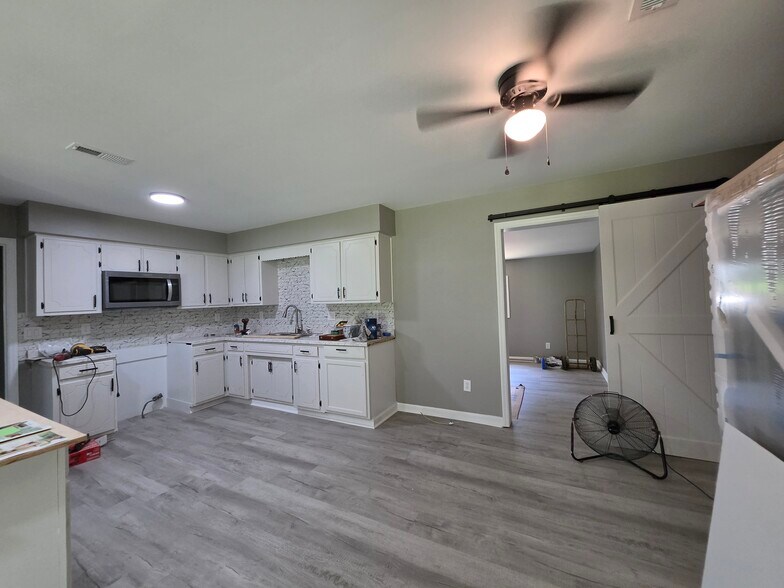 Building Photo - 2412 Springhill Rd