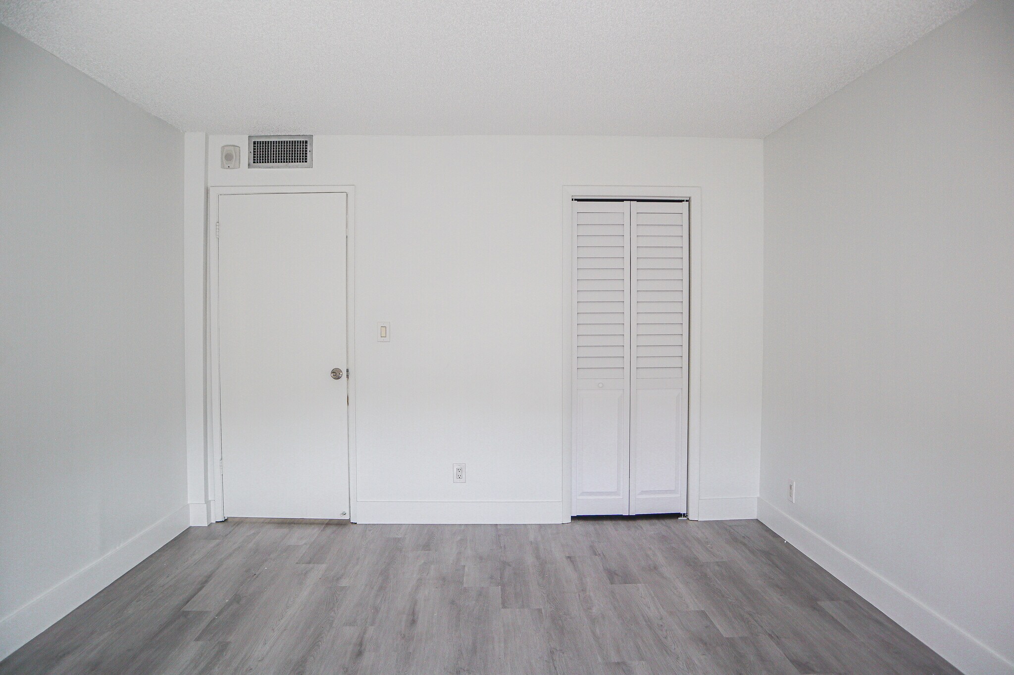 Building Photo - 8005 Lake Dr