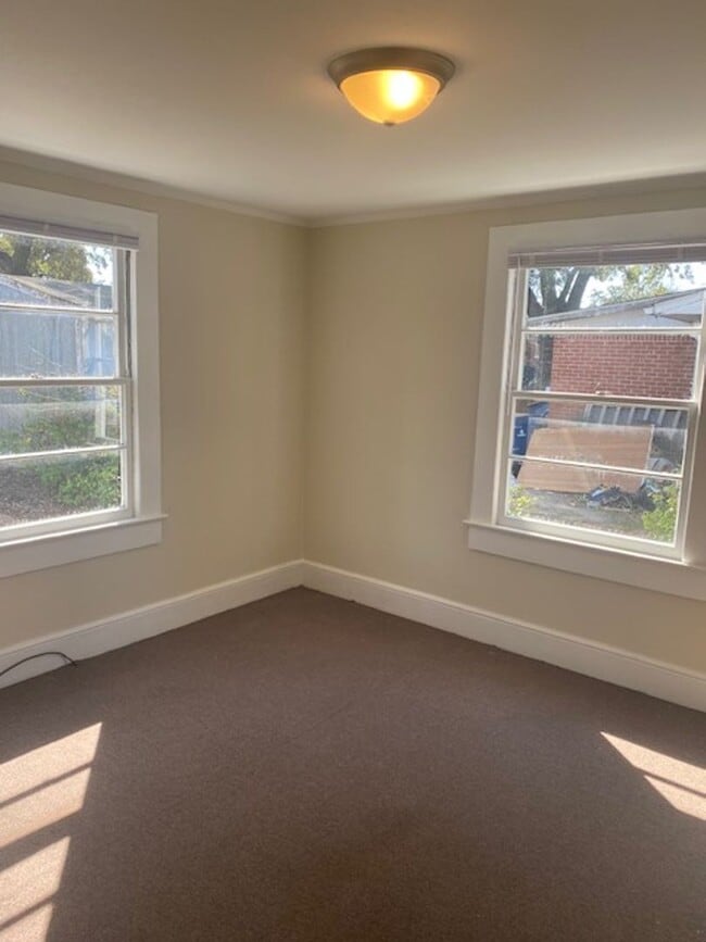Building Photo - Cute and Cozy Rental