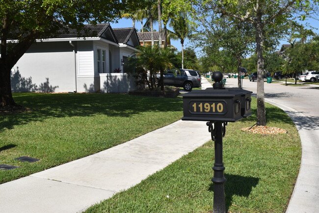 Building Photo - 11910 NW 83rd Pl