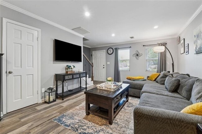 Building Photo - 135 N River Dr