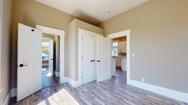 Building Photo - Stunning 2 Bedroom Upstairs Unit In Oaklan...