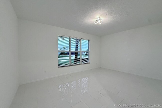 Building Photo - 10710 Hensley St