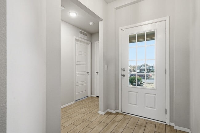 Building Photo - Welcome to this exceptionally well maintained like new home located in the Estates at Morrow Place