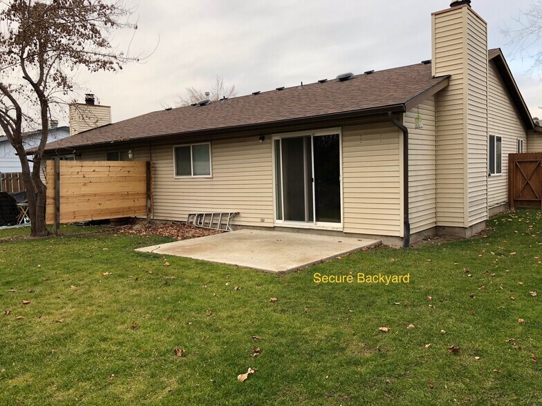 Building Photo - 583 Amanita St