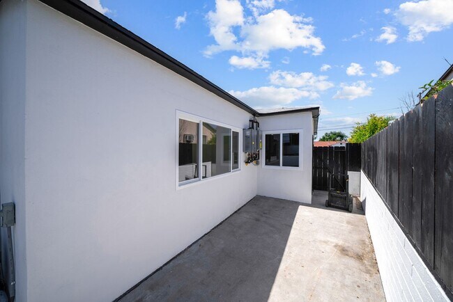 Building Photo - 2333 Ridge View Dr