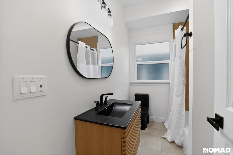 Building Photo - 2941 S La Salle Ave