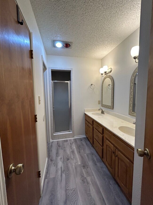 Building Photo - Beautiful Duplex in Esmond Estates