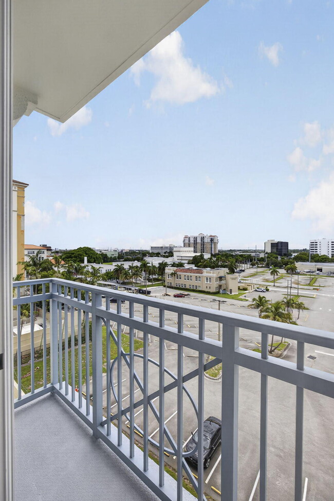 Building Photo - 403 S Sapodilla Ave