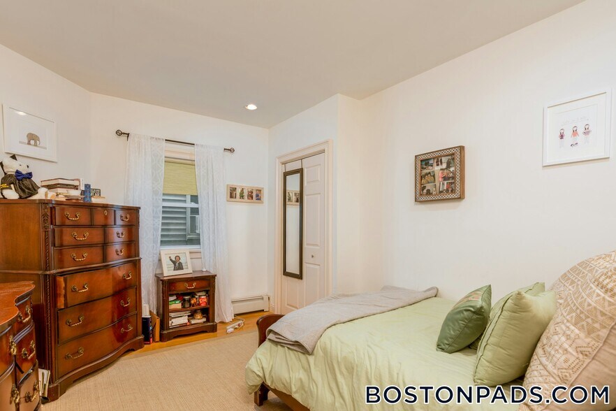 Building Photo - 162 L St