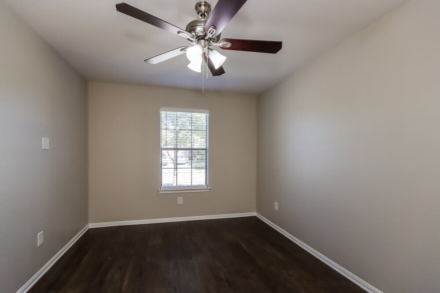 Building Photo - 2717 Sandberry Dr