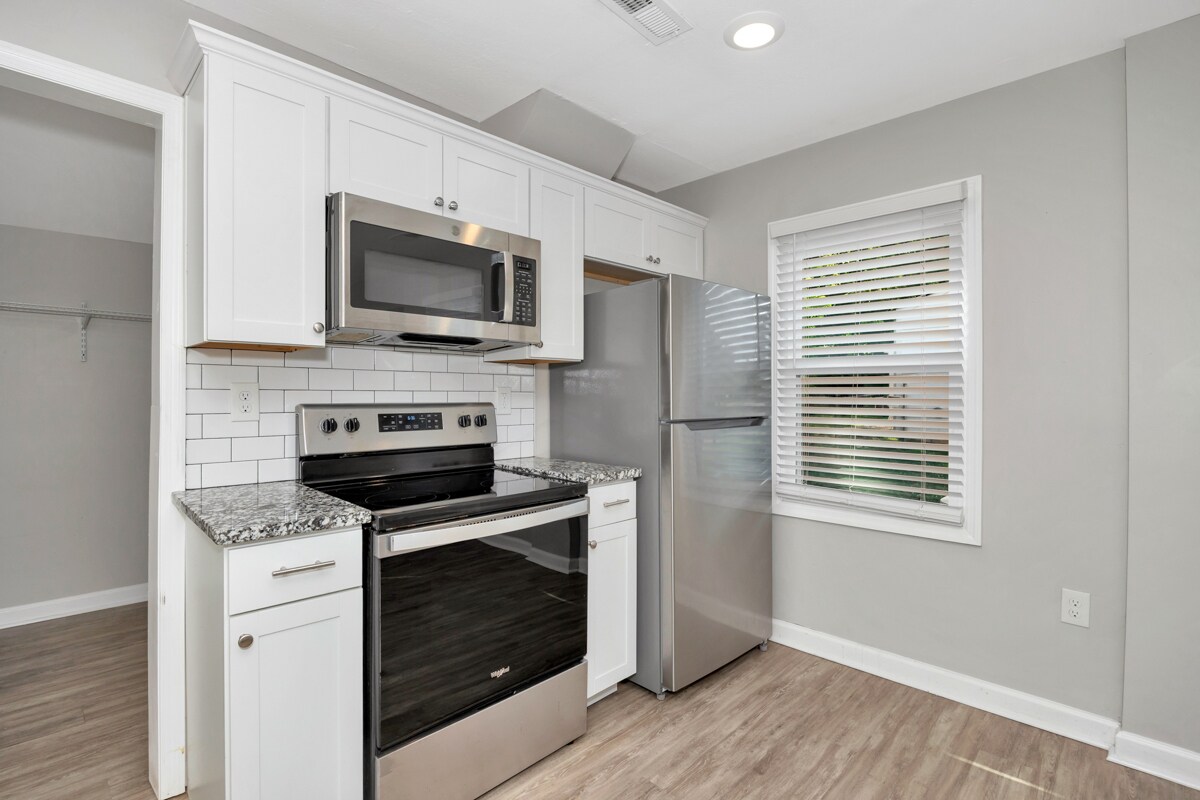 Building Photo - 907 Fairway Dr NW