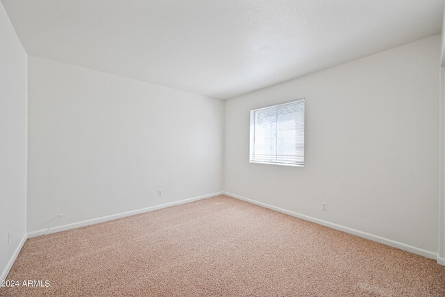 Building Photo - 612 S Allred Dr