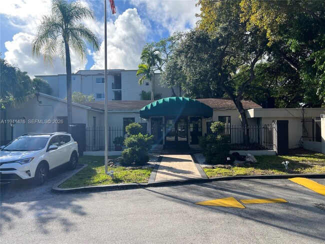 Building Photo - 6900 N Kendall Dr